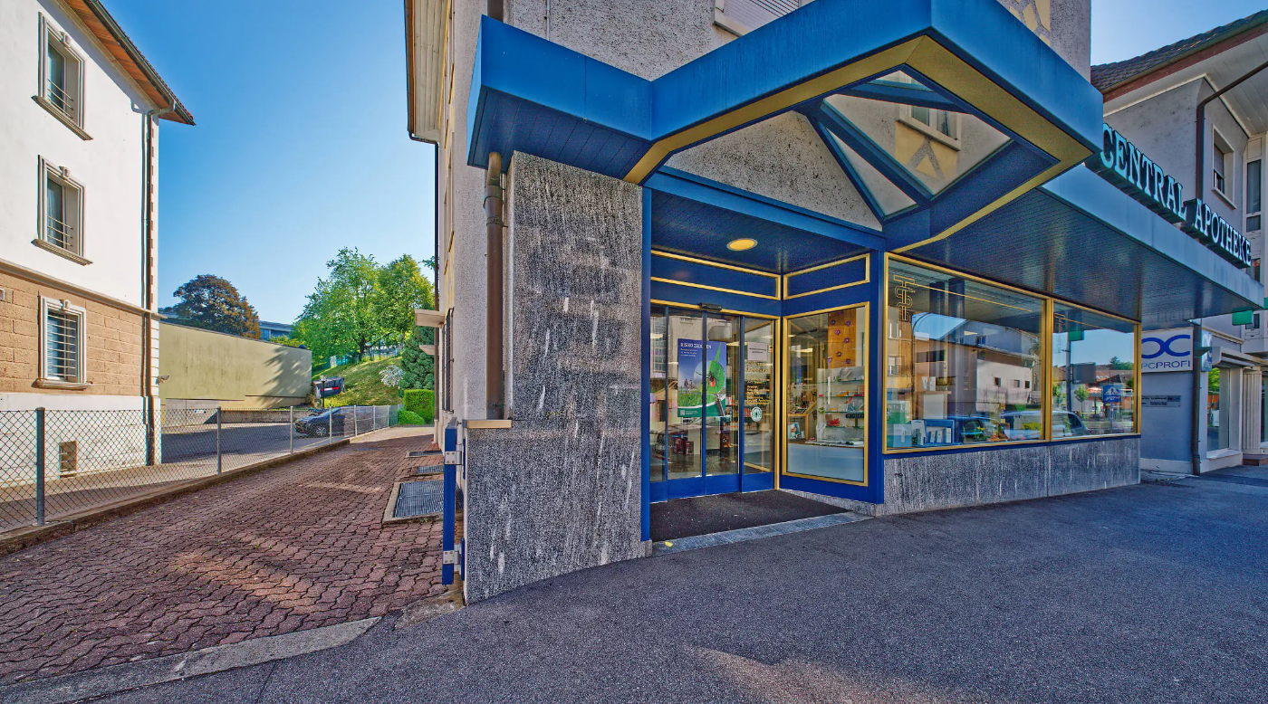 Einfahrt zu den Kundenparkplätzen, Central Apotheke Düdingen