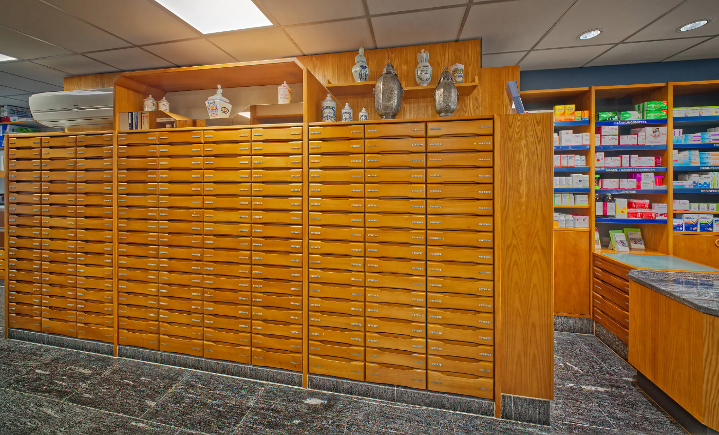 Schubladen-Wand der Central Apotheke