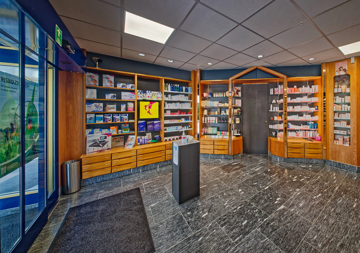 Eingangsbereich Central Apotheke